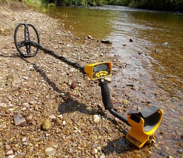 MD ACE400i detektor emas di pinggir sungai